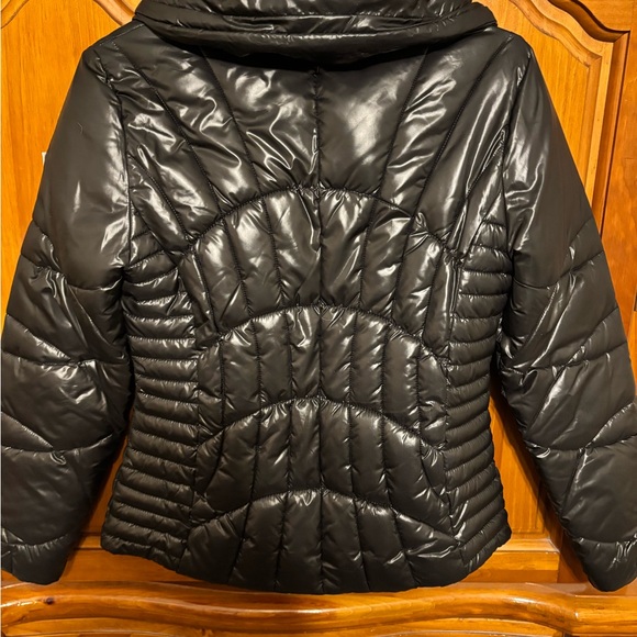 Women’s Guess black puffer jacket new - Picture 2 of 4